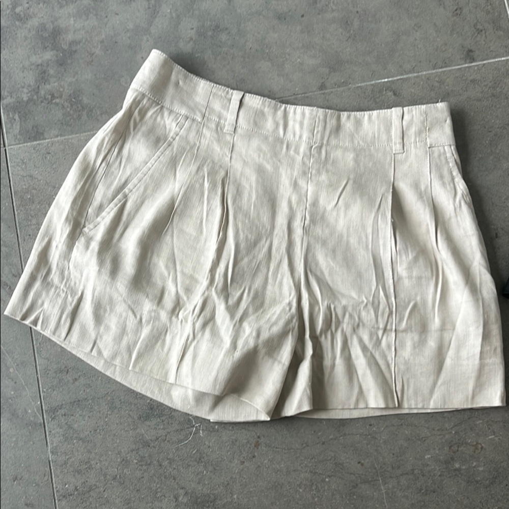 Vince linen blend pull on pleated Shorts. W/ Side pockets. Size 2. worn once